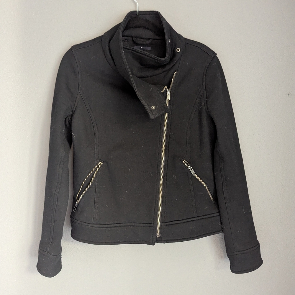Gap Women's medium black moto jacket 19x31 x22. Zipper Front.